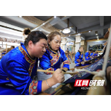 张家界武陵源：土家族织锦加工忙