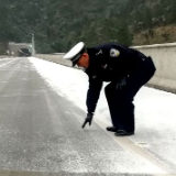 永定区：部分道路发生积雪或冰冻现象 交警全力以赴保畅安