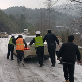 桑植交警：全警出击力保冰雪天气道路畅安