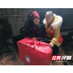 寒冬季节送温暖 崭新棉被暖人心