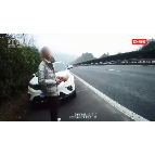 一男子违停应急车道悠闲吃苹果 高速交警:罚款200元驾驶证记6分