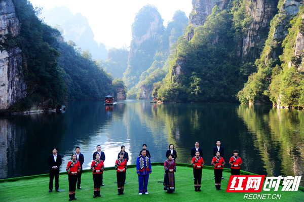 张家界宝峰湖景区：唱支山歌给党听