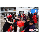 爱心人士送温暖 武陵源区协合乡敬老院年味浓