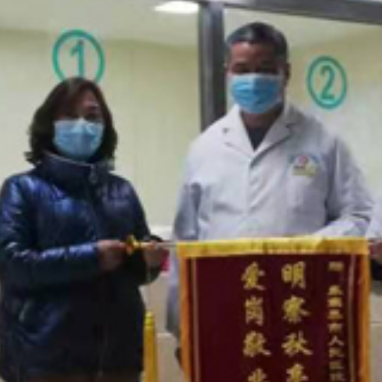 张家界：医生反复让做检查  患者反而送锦旗感谢