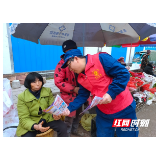 桑植县消防救援大队利用赶集日深入乡镇开展消防宣传活动