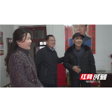 邱初开看望慰问困难党员和群众