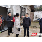 邱初开慰问零阳镇笔架山村贫困党员