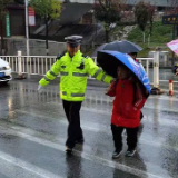 张家界交警一大队重启助学岗 冒雨暖心护航开学季