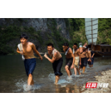电影《茅岩河纤夫之恋》在张家界首映