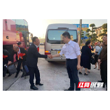 县领导迎接载誉归来的全省脱贫攻坚先进个人和集体代表