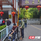 张家界武陵源核心景区“鸽子花”志愿服务助力无障碍旅游