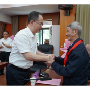 中共张家界武陵源风景名胜区和国家森林公园管理局委员会举行“光荣在党50年”纪念章颁发仪式