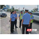 张家界交警为学子高考保驾护航