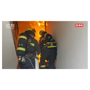 直击救援现场|湖南张家界：2名学生被困火场 “教科书”式避烟待援