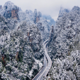 立春后的百丈峡公路 皑皑雪景与翠绿色的山峰展现四季更迭