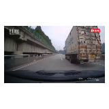 张家界：一男子驾车时低头捡手机 车辆追尾前方货车