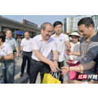 点滴关怀润人心 刘革安为张家界一线导游送“清凉”