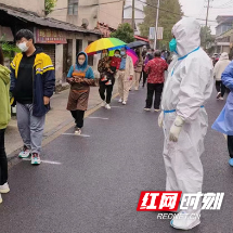 武陵区永安街道志愿者吴军辉：以车为“家” 坚守战“疫”一线