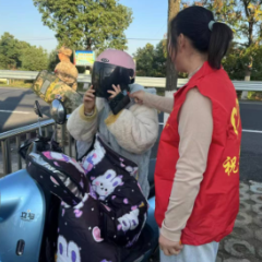 西洞庭管理区祝丰镇：开展文明交通劝导 共筑安全出行防线