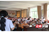 湖应学子为留守儿童绘出多彩童年