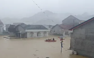 石门所街麻纳口村突发洪水：干群一夜未眠，用小渔船背出受困群众