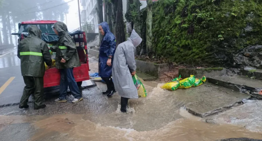 防汛抗灾进行时 | 石门东山峰管理区：暴雨逆行守一线 排查清淤护民安