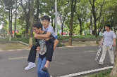 桃源考点温情瞬间：少年互助伴赶考