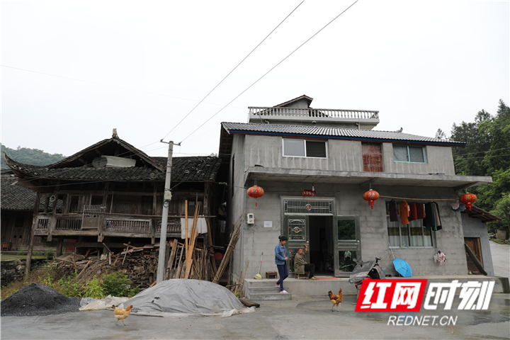 图八：“一切都在慢慢变好。”住在宽畅明亮的新家里，张鑫雄与妻子十分高兴_副本.jpg