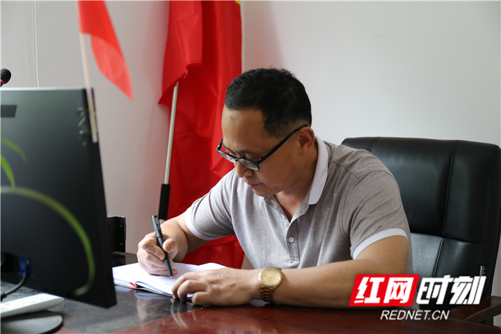 图五：驻村的时间里，秦松时刻不忘加强学习。_副本.jpg
