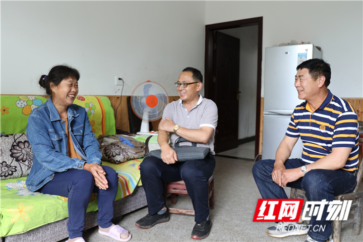 图七：走访中，秦松与建档立卡户拉家常。_副本.jpg