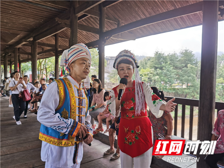 桑植民歌演唱引发当地群众和外地游客驻足聆听.