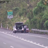 危险!一男子违停高速公路应急车道竟支起桌椅让孩子吃饭