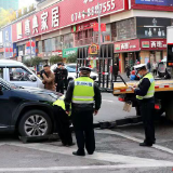 张家界：交警特警联勤联动打通市中心城区交通“肠梗阻”