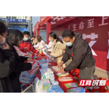 张家界开展“世界艾滋病日”宣传活动