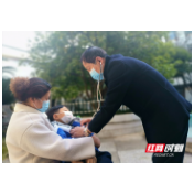 湖南张家界：59岁儿科医生34年手提包常备“四件套”照走红朋友圈