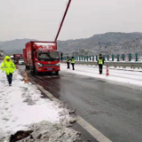 破冰除雪 保障畅通——张家界交通人在行动