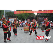 武陵源区关工委举行第六届“老少同乐关爱杯”乒乓赛书法赛暨围鼓展演活动