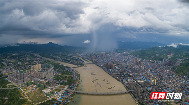张家界：无人机拍下“局部暴雨”天象奇观