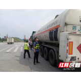 险！危化品运输车突发故障，高速人紧急出动成功救援