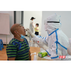 直击张家界核酸检测现场 炎热天气下秩序井然