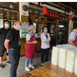 吴俞萍深入疫情封控期间集中供餐单位调研