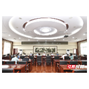 刘革安主持召开“两代表一委员”座谈会