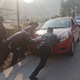 张家界交警一大队民警巡逻中发现车辆受困 与群众合力为车主解困