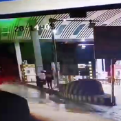 张家界：“我是好人！”收费员耐心劝返行人上高速