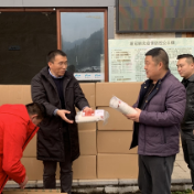 新春走基层丨永定区茅岩河镇政府赠送莓茶礼包为茅岩河温泉游客驱寒