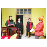 武陵源区插旗峪社区组织开展“学雷锋” 夜巡及入户敲门行动