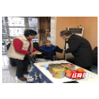 张家界市人民医院党政领导班子看望慰问离退休职工