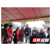 桑植：梁高武到三合界村与驻村工作队共度新春佳节