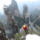 张家界：“红衣卫士”绝壁踏雪捡垃圾