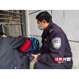 张家界：女生清晨情绪反常独自呆坐 交警设法联系家长安全接回
